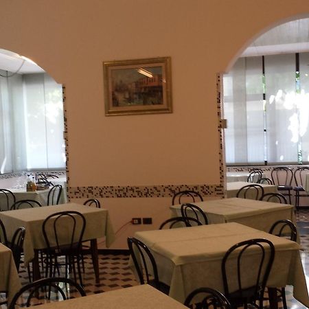 Hotel Villa Podgora Римини Экстерьер фото