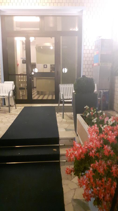 Hotel Villa Podgora Римини Экстерьер фото